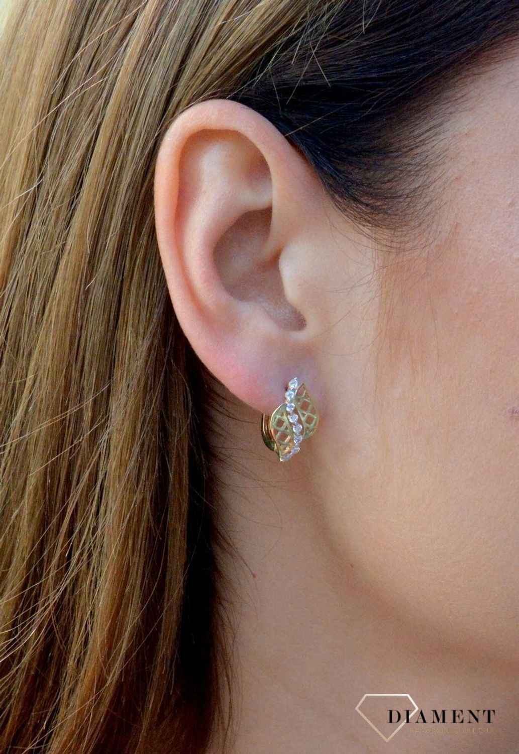 Złote kolczyki wiszące ażurowe listki próby 333 KL 6927 333. Złote kolczyki próby 333 o oryginalnym wyglądzie. Powstały z połączenia ażurkowych listków oraz cyrkonii. Niezwykle urokliwa ozdoba. Na prezent..jpg